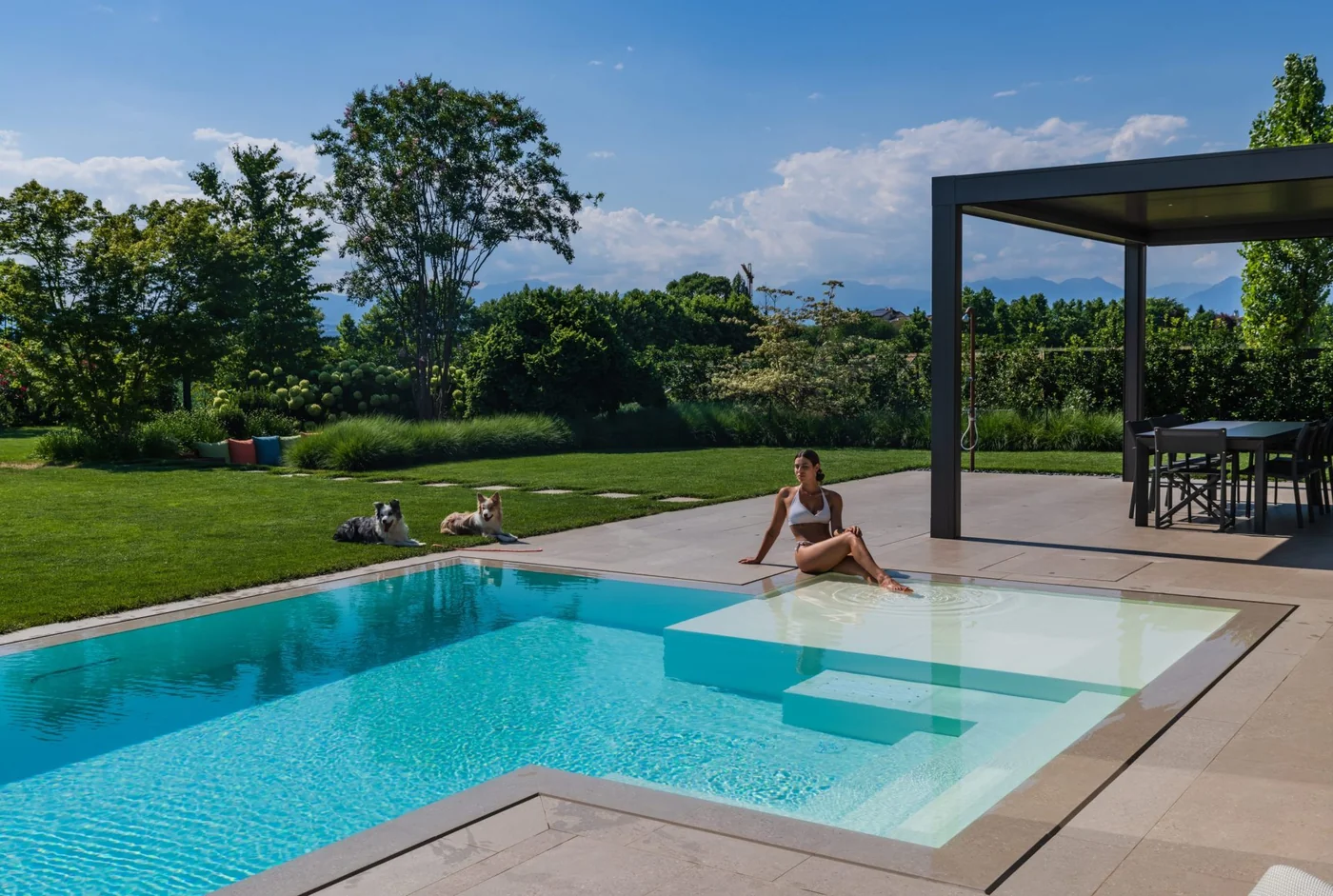 Piscina a sfioro con zona relax, realizzazione Piscine Castiglione a Vicenza